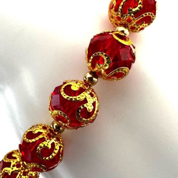 Red Crystal and gold tone beaded hamsa charm bracelet - Picture 4 of 6